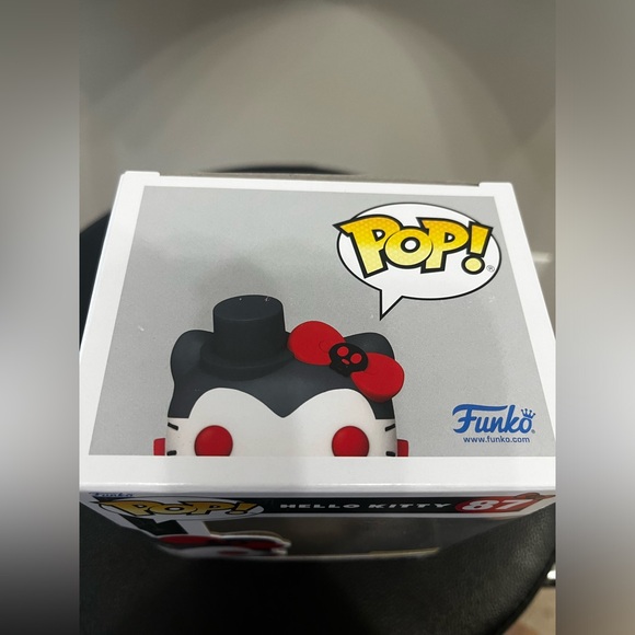 Hot Topic Exclusive Hello Kitty Dracula Funko Pop - Picture 5 of 5